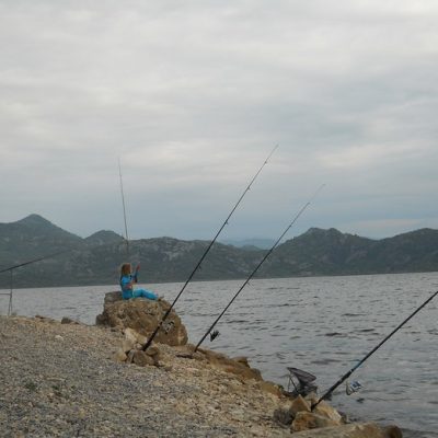 На озере много рыбаков, особенно летом!