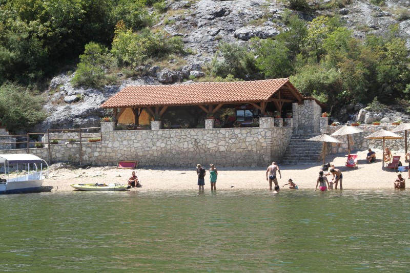 There are always many bathers on the Pelinovo beach. 
