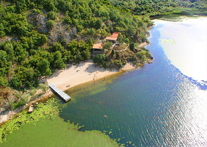 The Pješačac is a beach near the vineyard Godinje and the island of Grmozur.