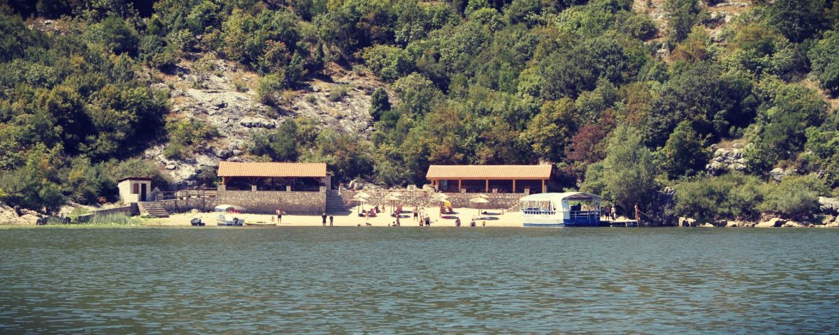Пляж Пелиново с рестораном находится недалеко от крепости Лесендро.